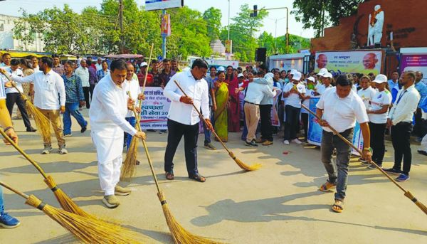 सडक़ पर झाड़ू लेकर उतरे विधायक व महापौर