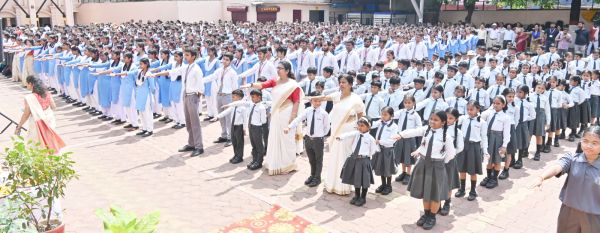 हजारों छात्र-छात्राओं ने प्रतिवर्ष 100 घंटे सफाई करने की ली शपथ