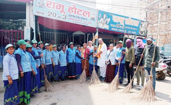 पार्षद चंपू ने हाथ में झाडू लेकर चलाया सफाई अभियान