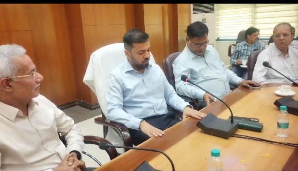 डॉ. यादव ने पॉवर कंपनी संभाला 