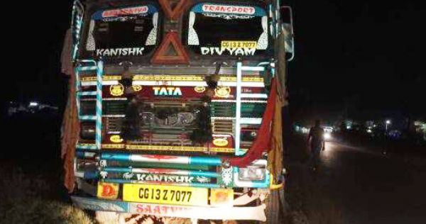 खड़े ट्रक से बाइक की टक्कर, एक घायल