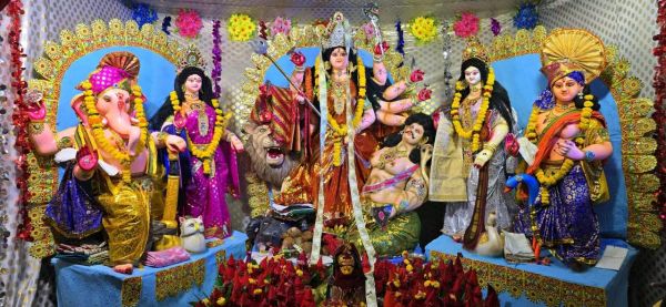 श्री श्री श्री माणिकेश्वर शिव मंदिर के प्रांगण में विराजीं मां दुर्गा
