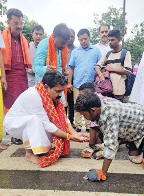 उपमुख्यमंत्री ने की मां दंतेश्वरी की पूजा-अर्चना, प्रदेशवासियों की खुशहाली की कामना