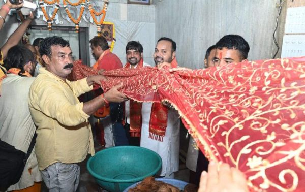 भद्रकाली मंदिर में 51 फीट लंबी चुनरी चढ़ाई, निकाली यात्रा  