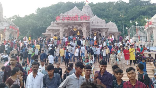पंचमी शुरू होते ही आधी रात से पूरे दिन तक  डेढ़ लाख श्रद्धालु पहुंचे बम्लेश्वरी के दर