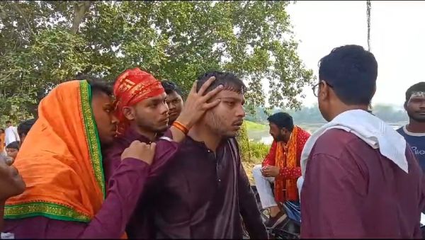 कलश यात्रा पर मधुमक्खियों का हमला, दर्जनभर घायल