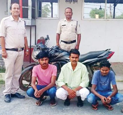 शराब के लिए रुपये नहीं देने पर युवक की पिटाई, 3 गिरफ्तार