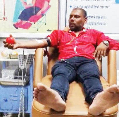 सर्व शिक्षक संघ के जिलाध्यक्ष ने किया 41वीं बार रक्तदान
