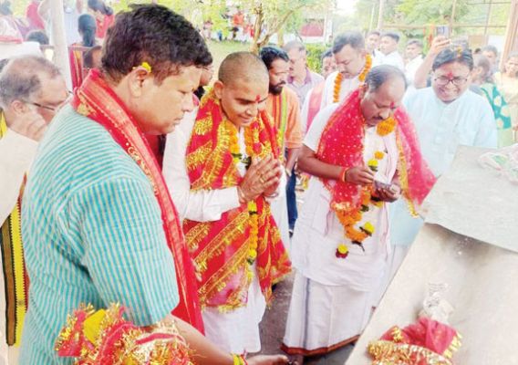 राजस्व मंत्री ने मां दंतेश्वरी मंदिर में टेका माथा