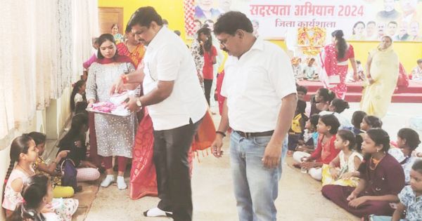 भाजपा दफ्तर में कन्या भोज
