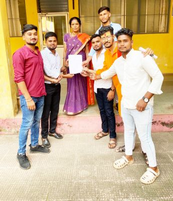 कॉलेज में हो रहे लगातार समस्याओं को लेकर कॉलेज प्रबंधन को ज्ञापन सौपा