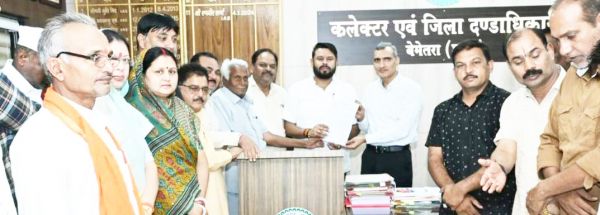 राम मंदिर मामले में कार्रवाई की मांग को लेकर कांग्रेसियों ने सौंपा ज्ञापन