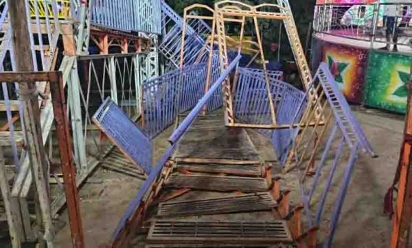 ओवरलोड होने से झूले  की सीढ़ी टूटी 