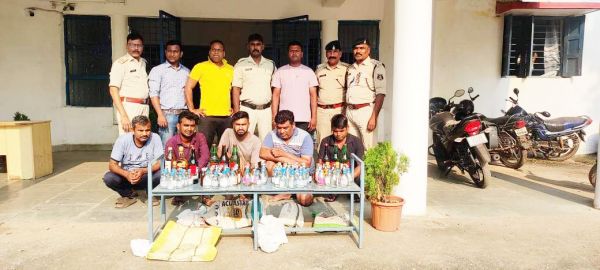 अवैध शराब संग 5 गिरफ्तार