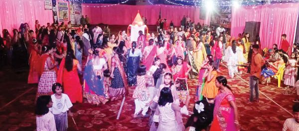 बारिश के बाद भी डांडिया महोत्सव में झूमे लोग