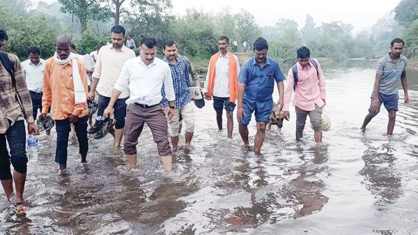 कलेक्टर प्रशासनिक अमले सहित पैदल पहुंचे घटोन गांव