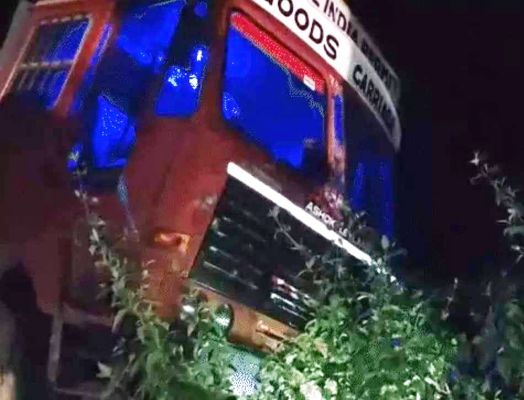 ट्रक की चपेट में बाइक सवार 3 की मौत