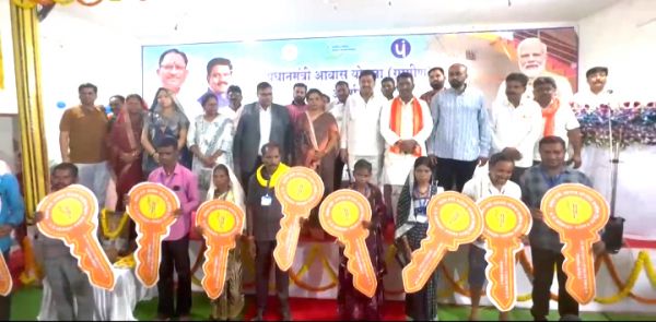 पीएम आवास योजना के हितग्राहियों को चाबी सौंपी