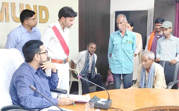 जन चौपाल में गुहार लगाते ही कलेक्टर ने सौंपी मोटराइज्ड ट्रायसिकल की चाबी