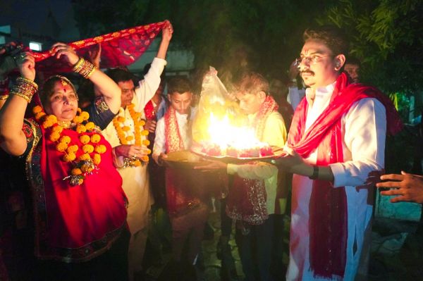 5000 भक्तों ने माता की चुनरी को शीतला मंदिर में किया अर्पण गाजे बाजे के साथ निकली चुनरी यात्रा