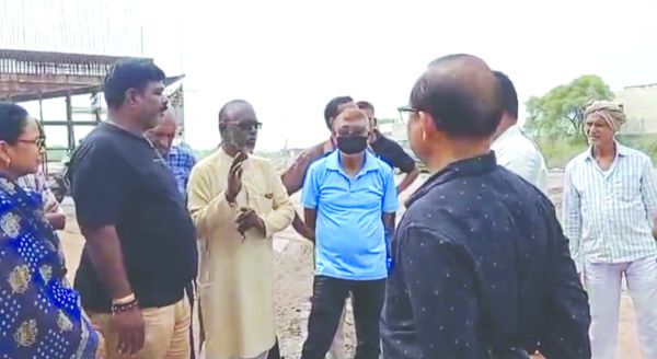 मुआवजा को लेकर नहीं ले रहे कोई सुध