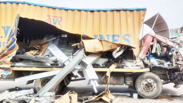 ट्रेलर से भिड़ंत में कंटेनर चालक जख्मी