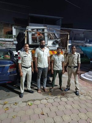 कबाड़ गोदामों पर छापा, स्क्रैप व आयरन पैलेट लोडेड 11 वाहन जब्त