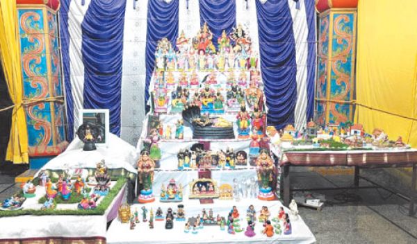 श्री बालाजी मंदिर में गुड्डे-गुडिय़ों, मूर्तियों की श्रृंगार परक प्रदर्शनी