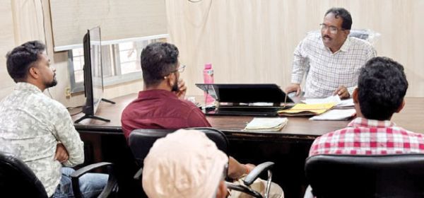 ऑनलाइन डाटा एंट्री के विरोध में ज्ञापन