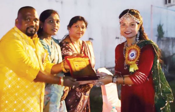 गरबा की धूम, भजनों की धुन पर थिरके श्रद्धालु