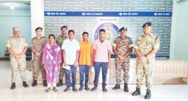 ईनामी समेत 4 का नक्सल समर्पण