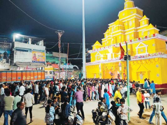 देवी मंदिरों-पंडालों में उमड़े भक्त
