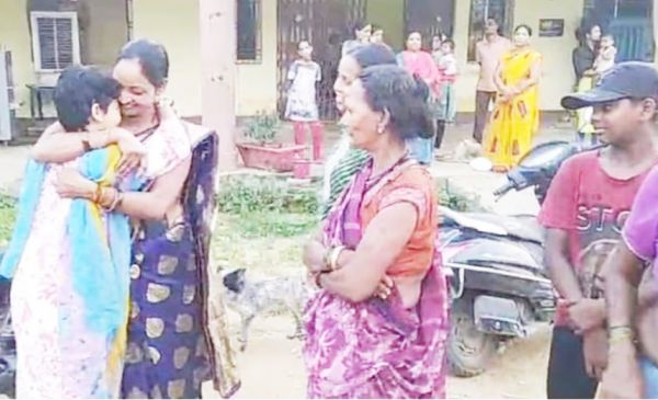 दुर्गा पंडाल में मूक-बधिर बेटी से परिवार का पुनर्मिलन, एक साल बाद सही सलामत मिली
