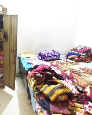 दुर्गा पूजा देखने गए परिवार के सूने घर से 4 लाख की चोरी