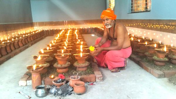 माता रानी की सेवा में भक्तगण लीन