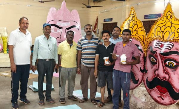 दशहरा की तैयारी, 50 फ़ीट रावण का होगा दहन 