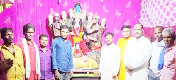 माँ की आराधना में डूबे श्रद्धालु 