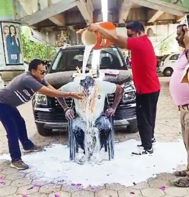 जन्मदिन पर भाजपा पार्षद पति का दुग्ध स्नान,  वीडियो फैला