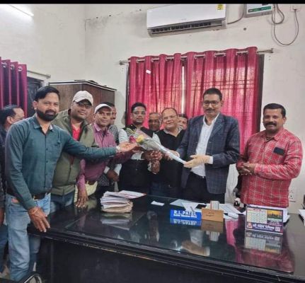 समस्याओं को लेकर सीईओ-डीईओ से मिला टीचर्स एसो.