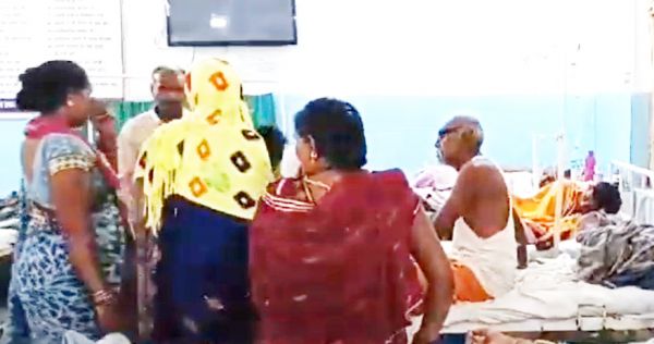 मवेशी को बचाने पेड़ से टकराई कार, बच्ची समेत 6 घायल