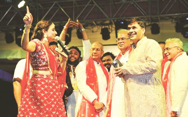 पूर्व सीएम ने गरबा उत्सव की सराहना की