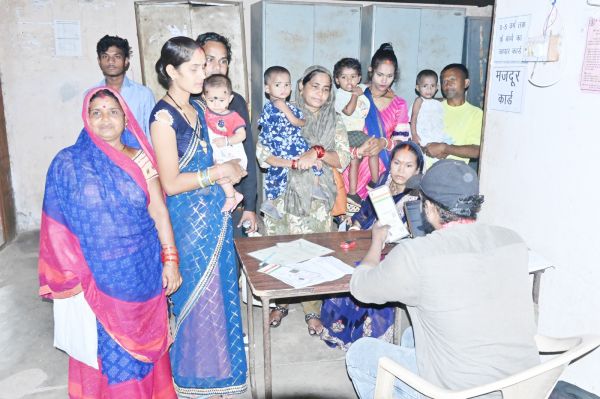 बच्चों के आधार कार्ड बनाए जा रहे हैं