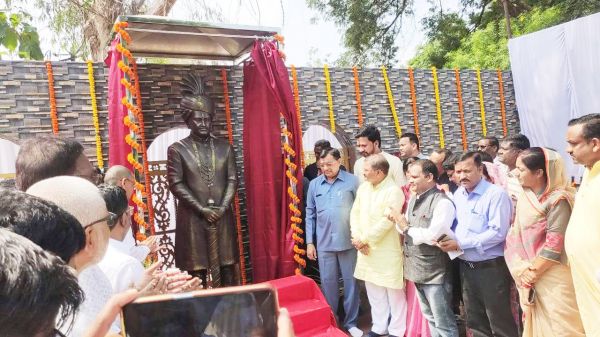 प्रभारी मंत्री ने किया छत्तीसगढ़ महतारी  और देवव्रत सिंह की प्रतिमा का अनावरण
