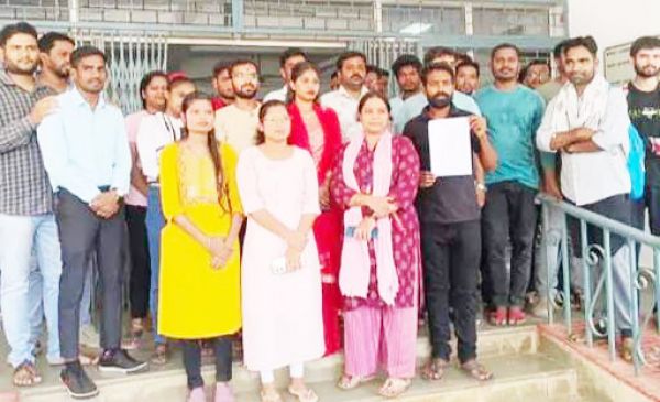नवकिरण अकादमी के विद्यार्थियों ने समन्वयक के खिलाफ  खोला मोर्चा