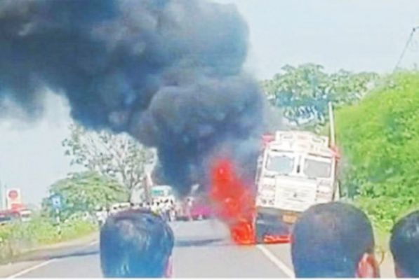 खड़ी ट्रक में लगी आग, ड्राइवर ने कूदकर बचाई जान 