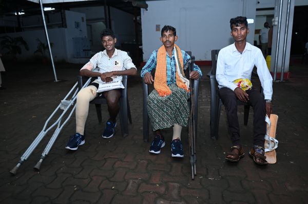 नक्सलियों द्वारा बिछाए आईईडी में पैर गवाने वाले नक्सल पीड़ितों को मिला कृत्रिम पैर का सम्बल