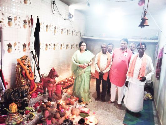 पूर्व विधायक ने की शीतला मंदिर में पूजा-अर्चना