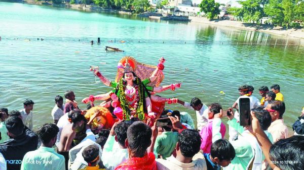 नम आंखों से दी माता को विदाई