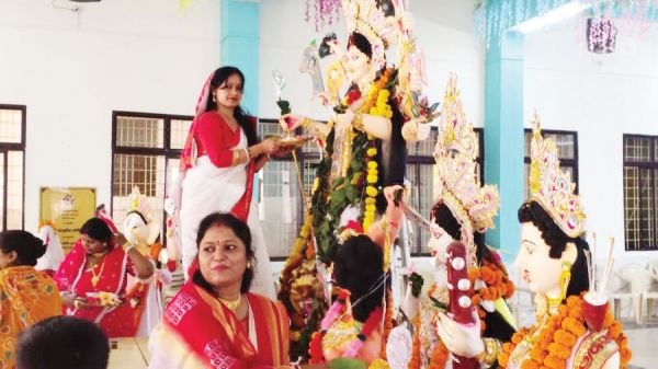  सिंदूर खेला के साथ मां दुर्गा को दी विदाई