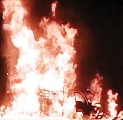चलती पिकअप में लगी आग, ड्राइवर ने कूदकर बचाई जान